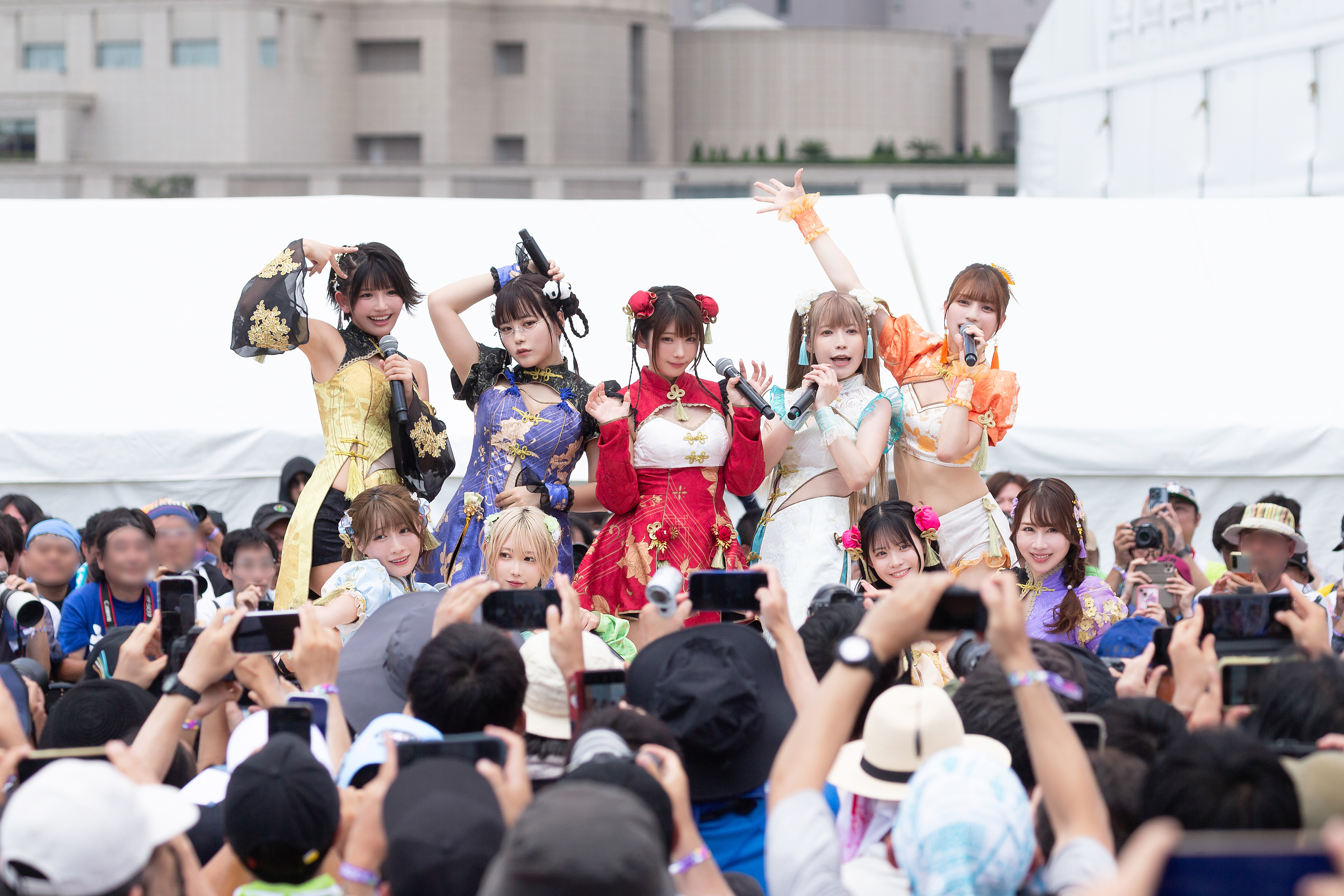 えなページ えなこさん 21回目の週チャン登場 本物を首に巻いて…「蛇とちゃんと